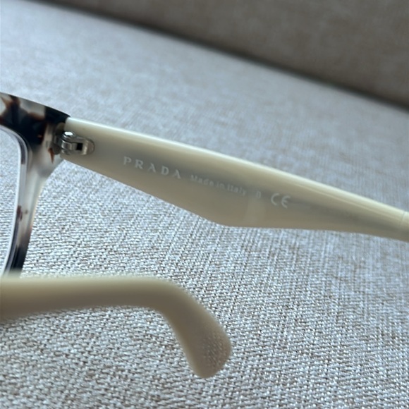 Prada Tortoise Shell Cat-Eye Glasses - Chic and Timeless - Picture 5 of 6